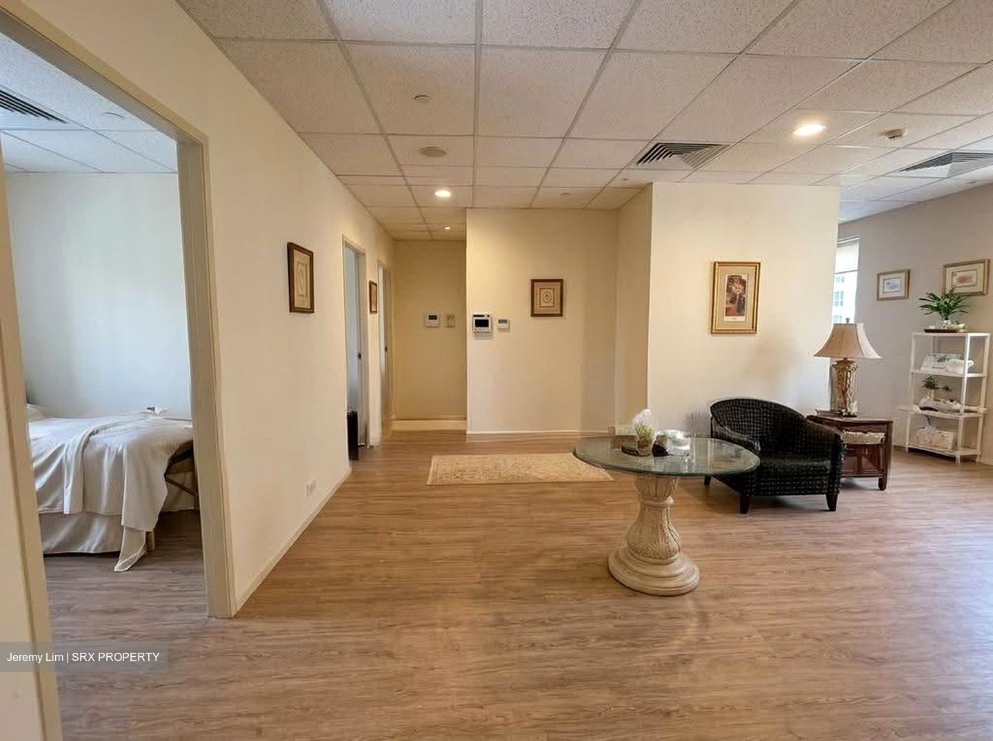 Palais Renaissance (D9), Office #632370651